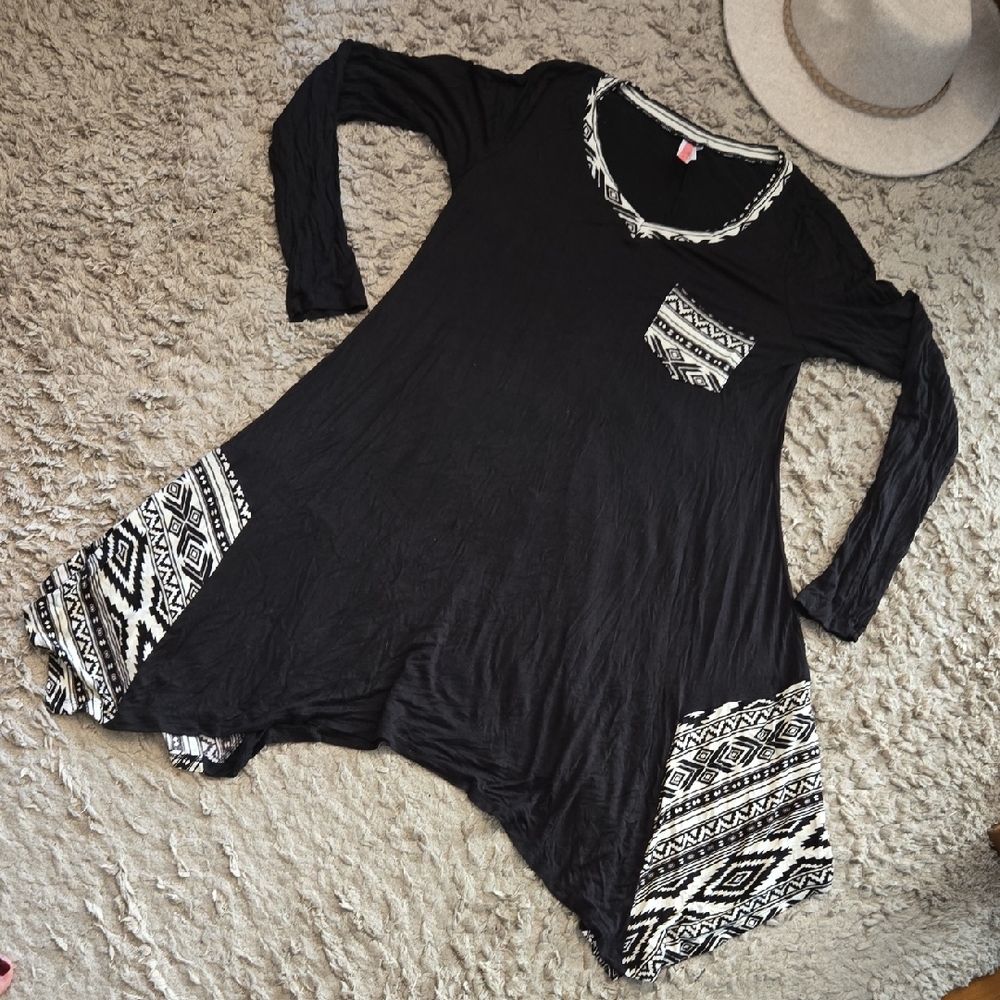 Black and White Geometric Tunic Top